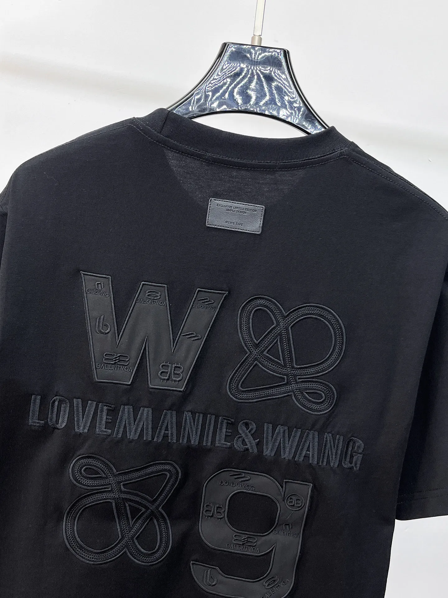 Balenciaga's high-end top-quality products 🐮2026 Spring and Summer New Arrival first counter, the latest New Arrival short-sleeved round neck T-shirt, Premium customized design, avant-garde and fashionable! Brand logo heavy craftsmanship design Premium customized 260g fabric. Soft to the touch. Comfortable to wear. Counter-level exquisite stitching. Fine workmanship. The upper body effect is incomparably handsome! A must-have item for men and women with the same style! Sizes: S~XXL When placing an order, please state your height and weight. The maximum wearing size is 210 pounds (one size larger)